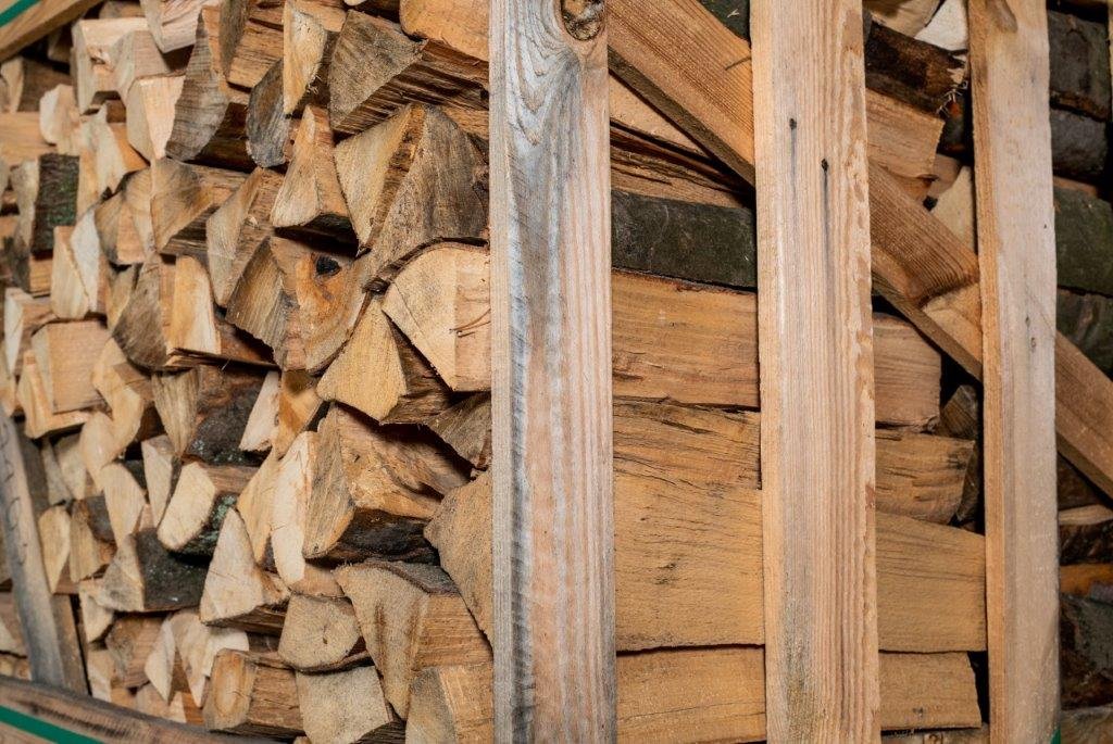 Kammergetrocknete Buchenscheite dicht gestapelt in der Palettenbox